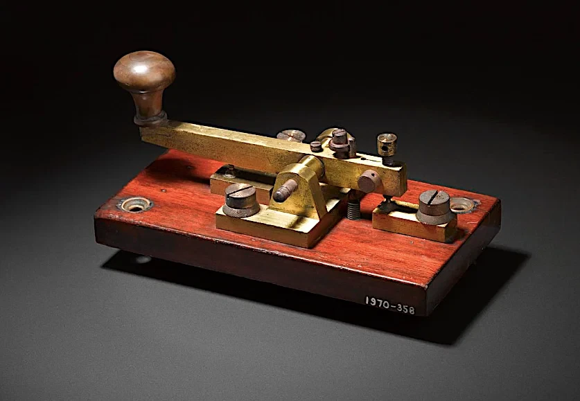 Eine Handtaste für ein elektrisches Telegrafengerät. Aus einem britischen Postamt und im 19. bis 20. Jahrhundert in Gebrauch. (Wissenschaftsmuseum, London)